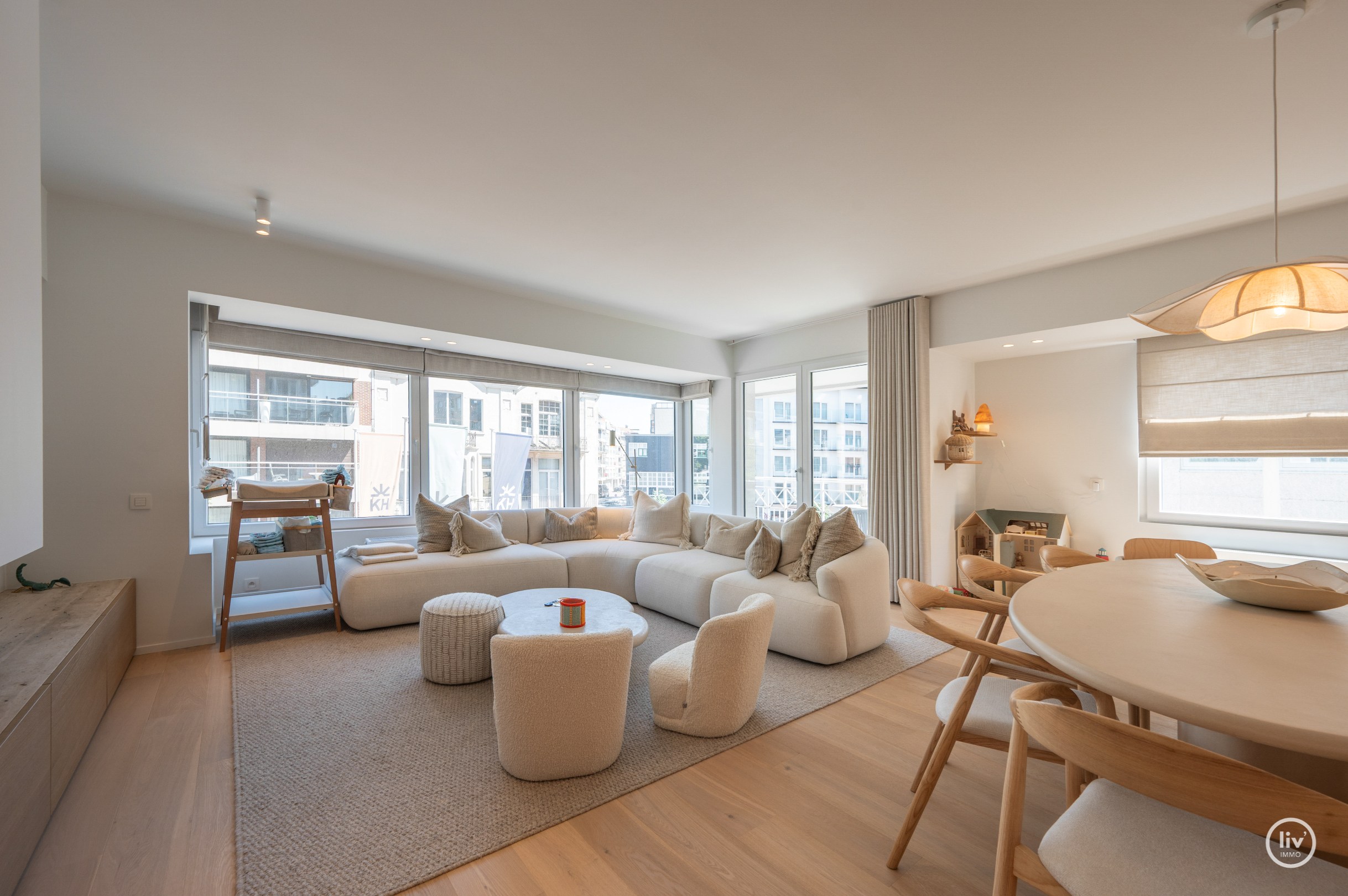 Prachtig, ruim (131 m2) HOEKappartement, volledig gerenoveerd centraal gelegen op de Lippenslaan vlakbij de zeedijk te Knokke. 
