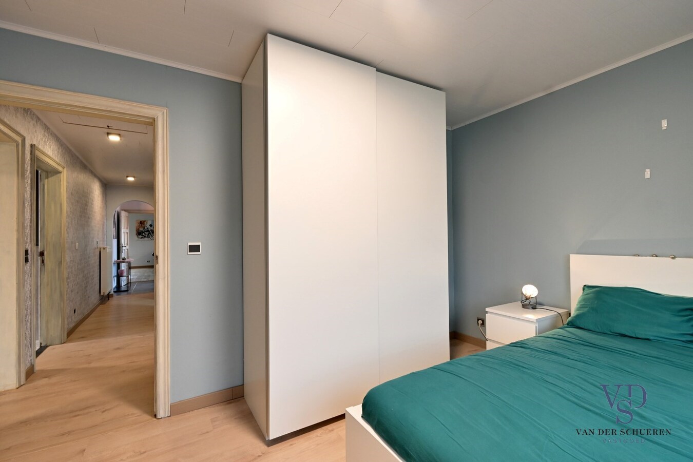 Bijzonder degelijke, instapklare ruime eigendom 