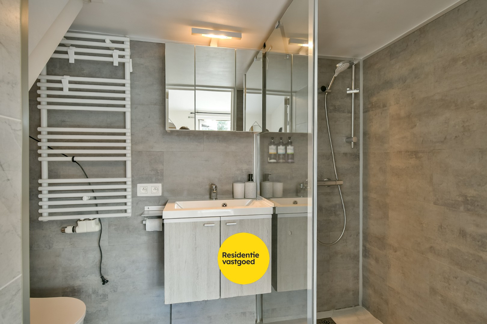 Halfopen woning met verhuurde buitenunit – extra inkomsten vanaf dag één! 