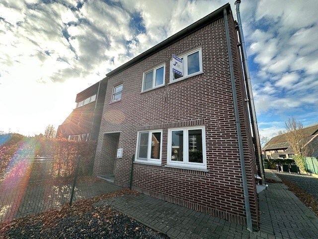 Een nette, comfortabele  gezinswoning met 3 slaapkamers, garage en tuin. 