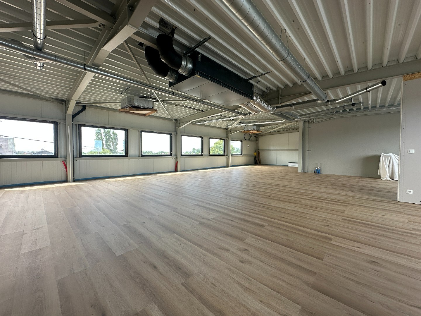 Prachtige kantoorruimte, 275 m², met private parking, gunstig gelegen te Torhout. 