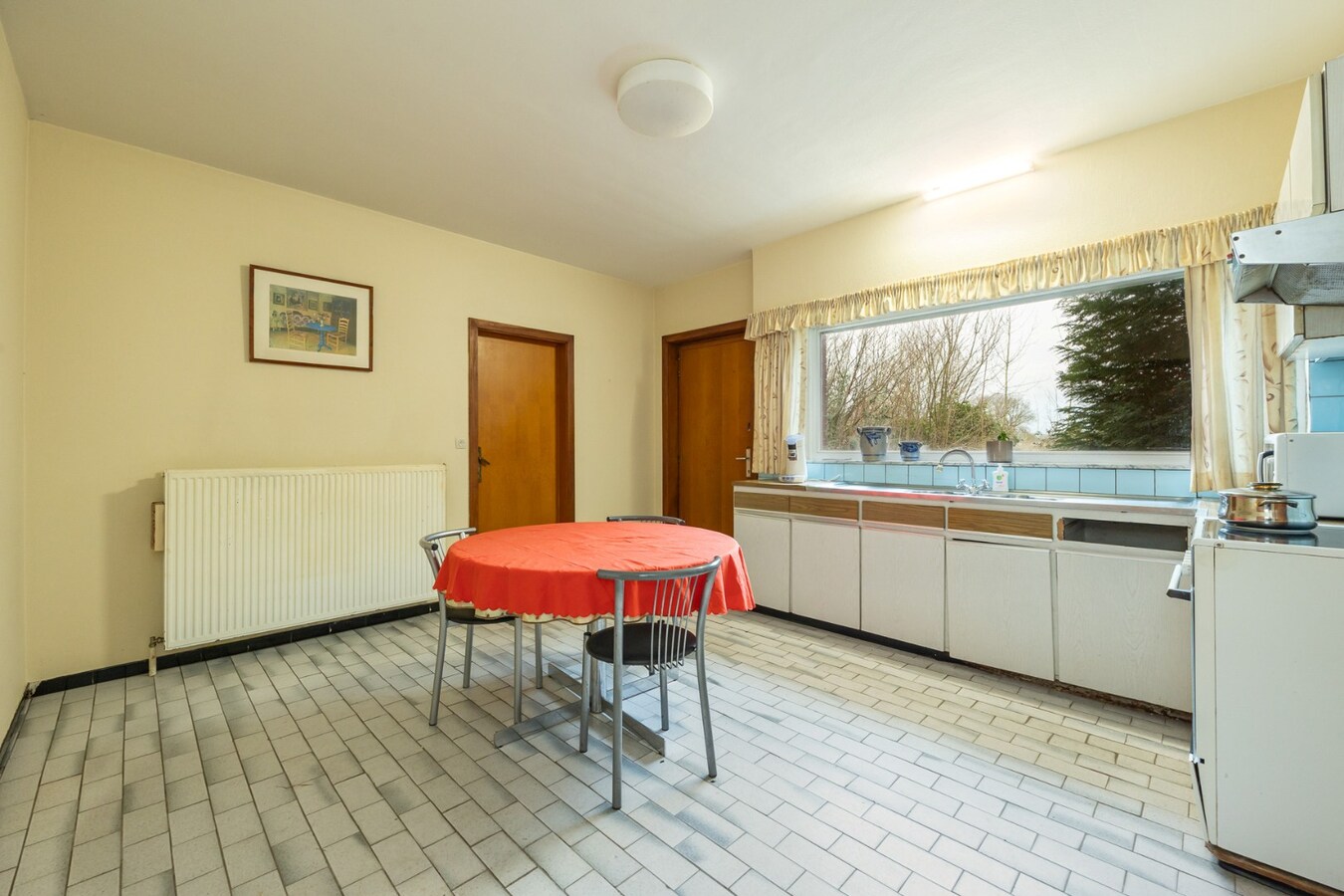 Unieke eigendom op 13.183 m² met te renoveren woning en vergunde stallingen 