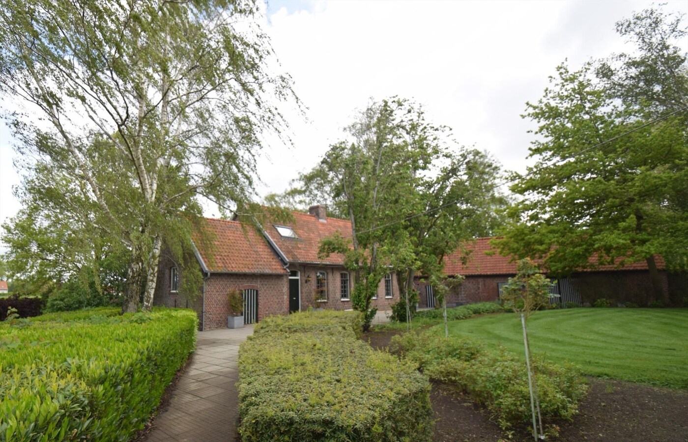 Authentieke hoeve op 3886 m² grond, landelijk gelegen met prachtige tuin. PAS VRIJ VANAF 15 JAN. 2026!! 