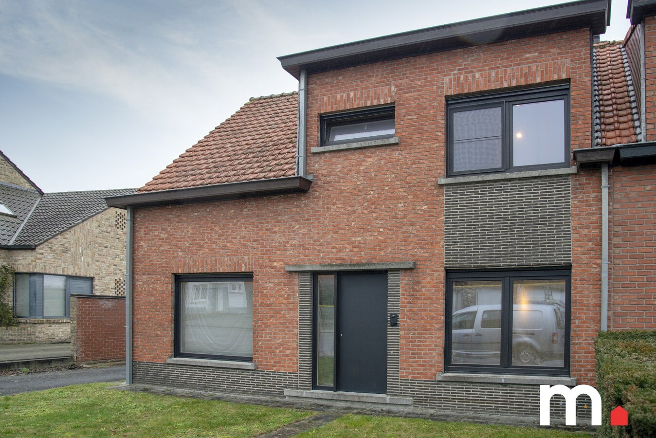 Halfopen bebouwing op 695 m2 met grote tuin en atelier te Lendelede ! 