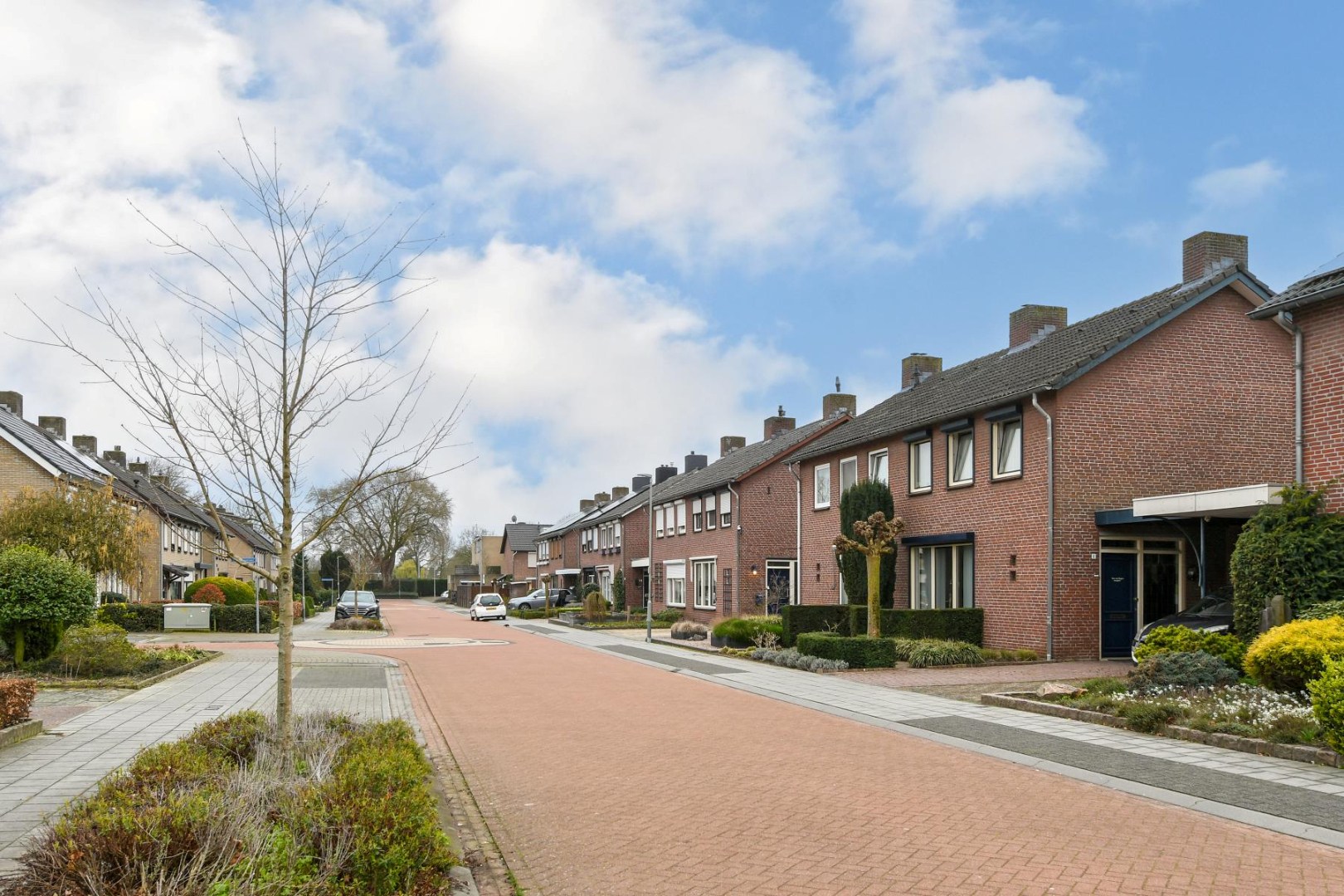 Geschakelde 2-onder-1-kap woning met serre, vier slaapkamers en inpandige garage gelegen nabij het centrum van Panningen 