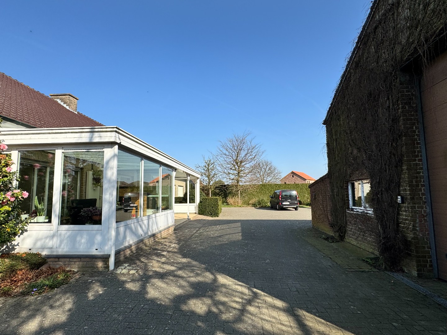 Ruime woning met loods en landbouwgrond op groene locatie nabij Waregem. 