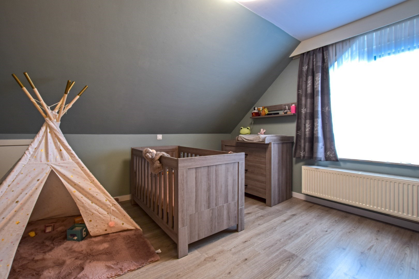 Instapklare halfopen woning met prachtige vergezichten op 386 m² te Nieuwkapelle! 