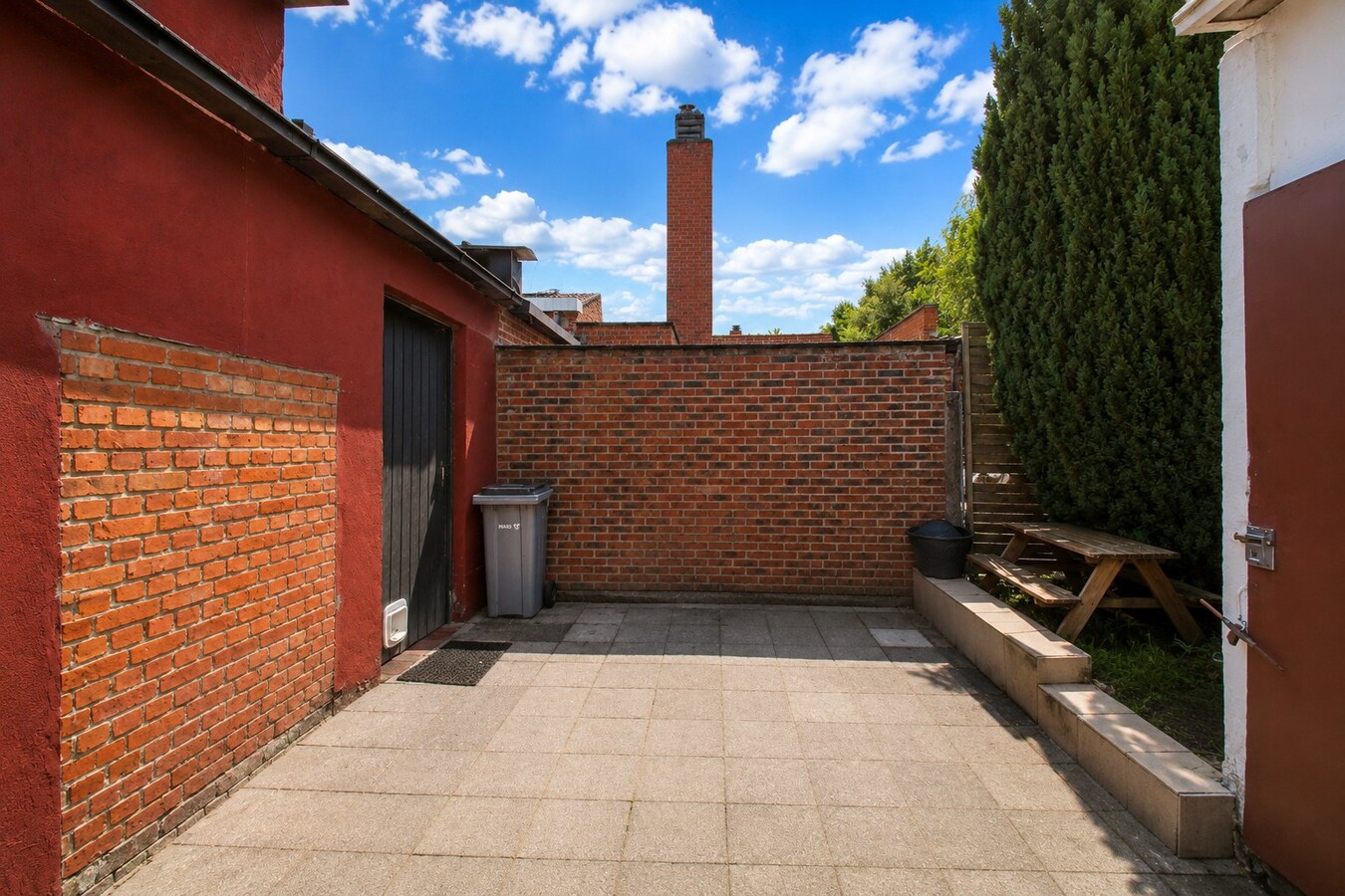 Te koop: Rustig gelegen halfopen bebouwing op uitzonderlijk perceel van 883 m² in Sint-Niklaas 