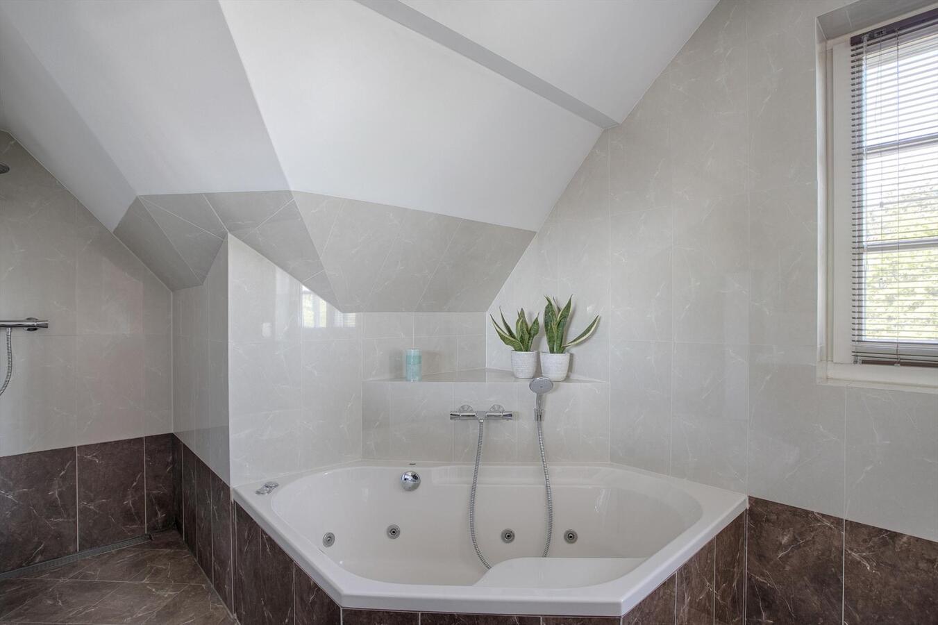 Luxe afgewerkt landhuis met gastenverblijf op een mooie locatie nabij het centrum van Hulsel gelegen op een perceel van 1264 M². 