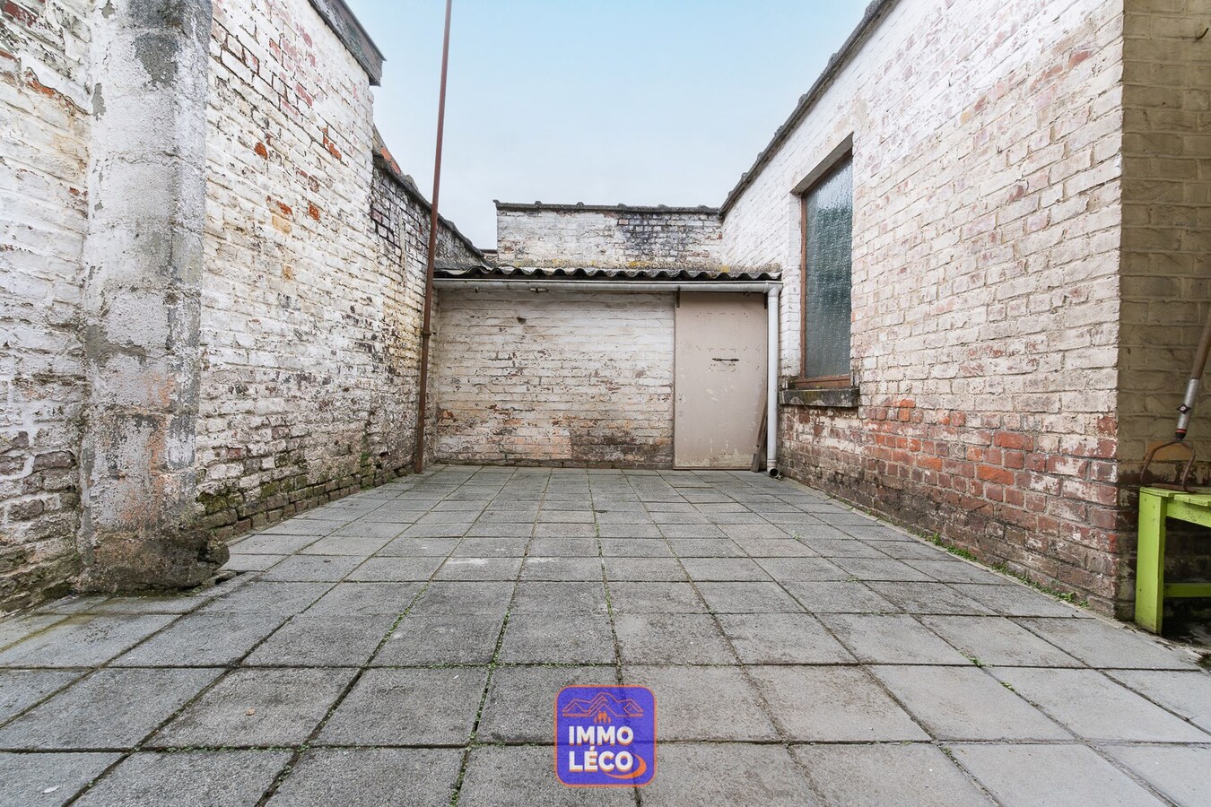 Maison de commerce idéalement située, dans un village prisé ! 