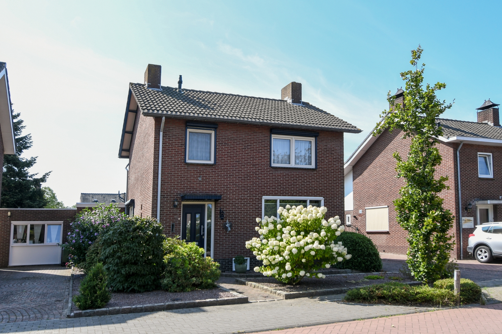 Verrassend ruim geschakeld/vrijstaand woonhuis met vier slaapkamers, inpandige garage en tuin met volop privacy in hartje Koningslust 