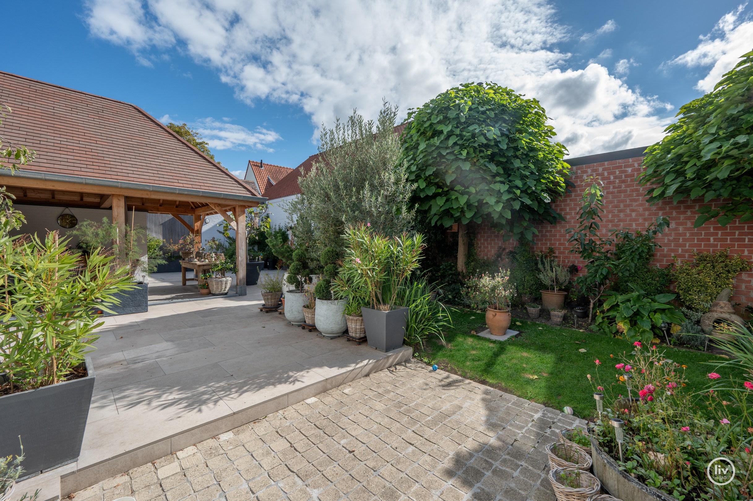 La villa récente de 2023 est située sur un terrain de 900 m², dans un havre de paix et de tranquillité. 