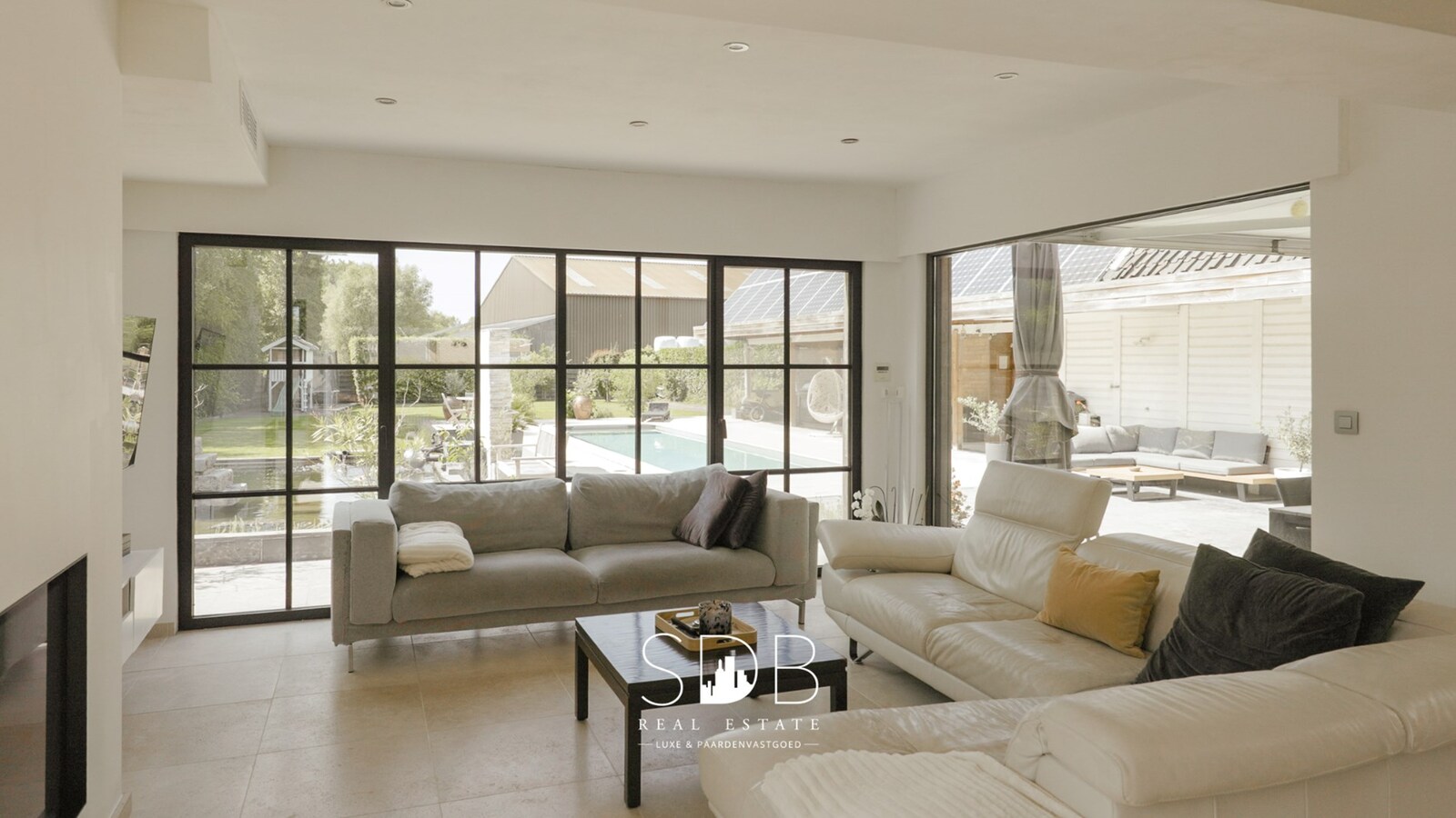 Prachtige hedendaagse villa met gezinstuin en zwembad op 1.387m² 