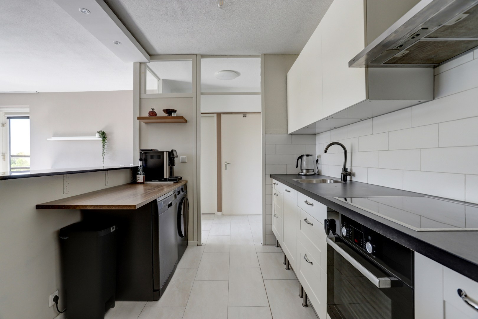 Zonder klussen te betrekken dit 2-kamer appartement op de 4e verdieping met zonnig balkon, moderne badkamer, 1 slaapkamer en berging in de onderbouw! 