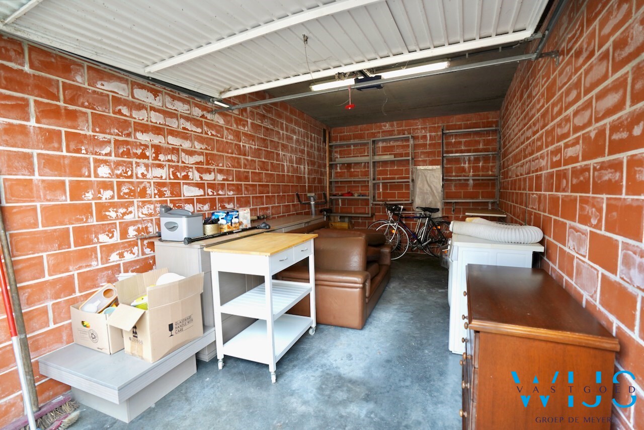 Instapklaar appartement met garage te Oosteeklo ! 