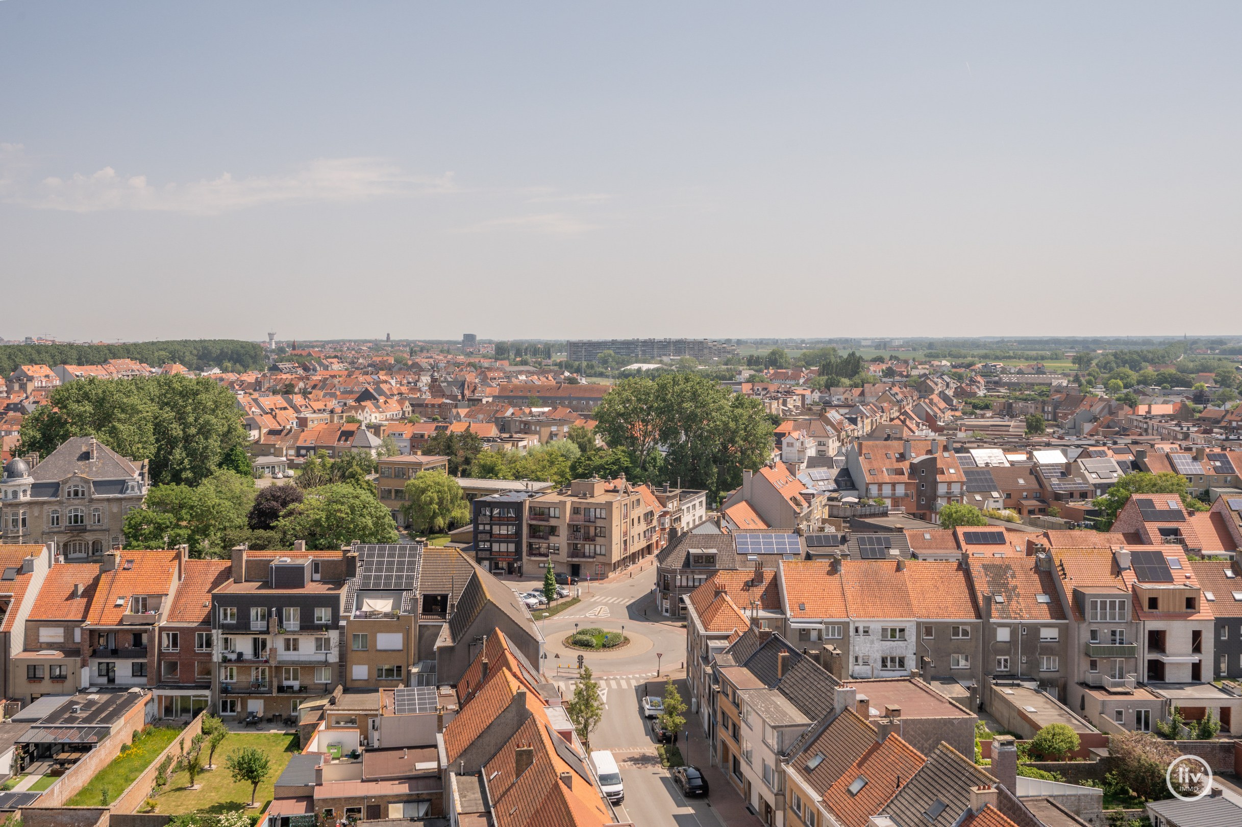 Centraal gelegen 2-kamer appartement te Res. Hoost met ruim terras genietend van zijdelings zeezicht! 