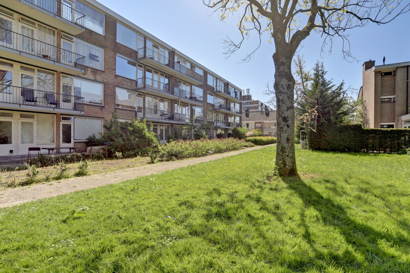 Instapklaar 3- (voorheen 4) kamer appartement op de 2e etage met moderne keuken met kookeiland, 2 balkons, 2 riante slaapkamers, moderne badkamer en gelegen op eigen grond! 