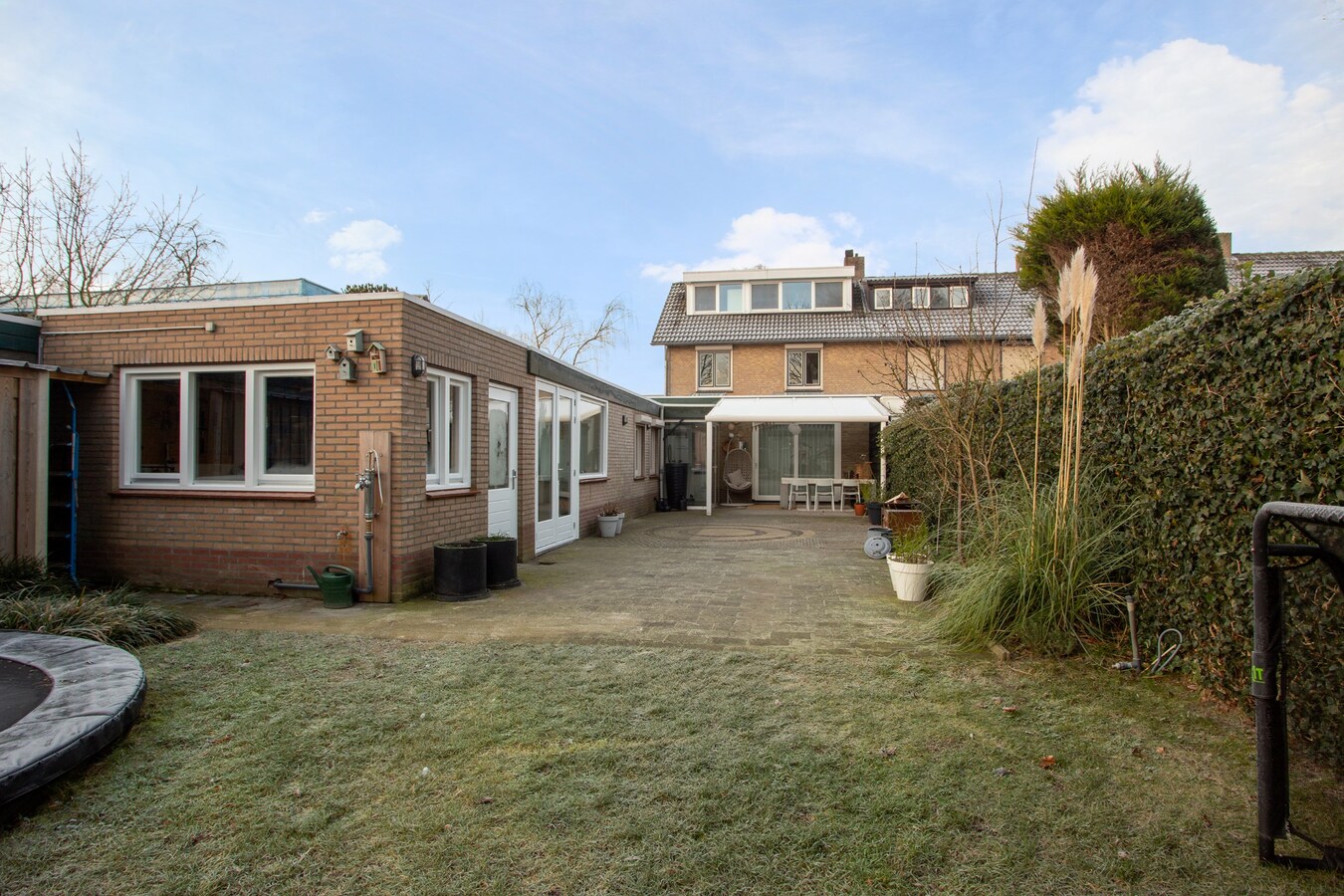 Zeer ruim halfvrijstaand woonhuis met aanpandige garage/berging en hobbyruimte/mantelzorgwoning. 