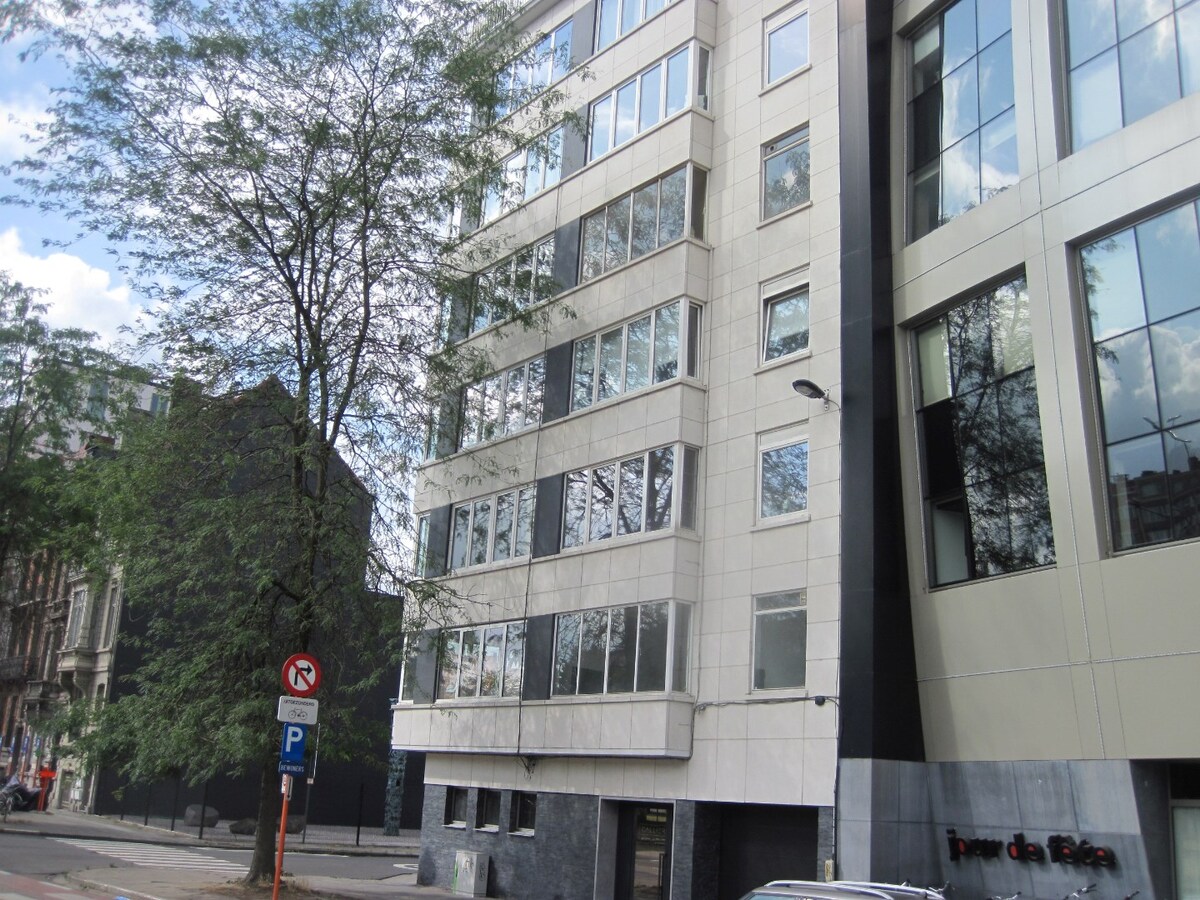 Luxueus appartement met garage en berging (kelder). 