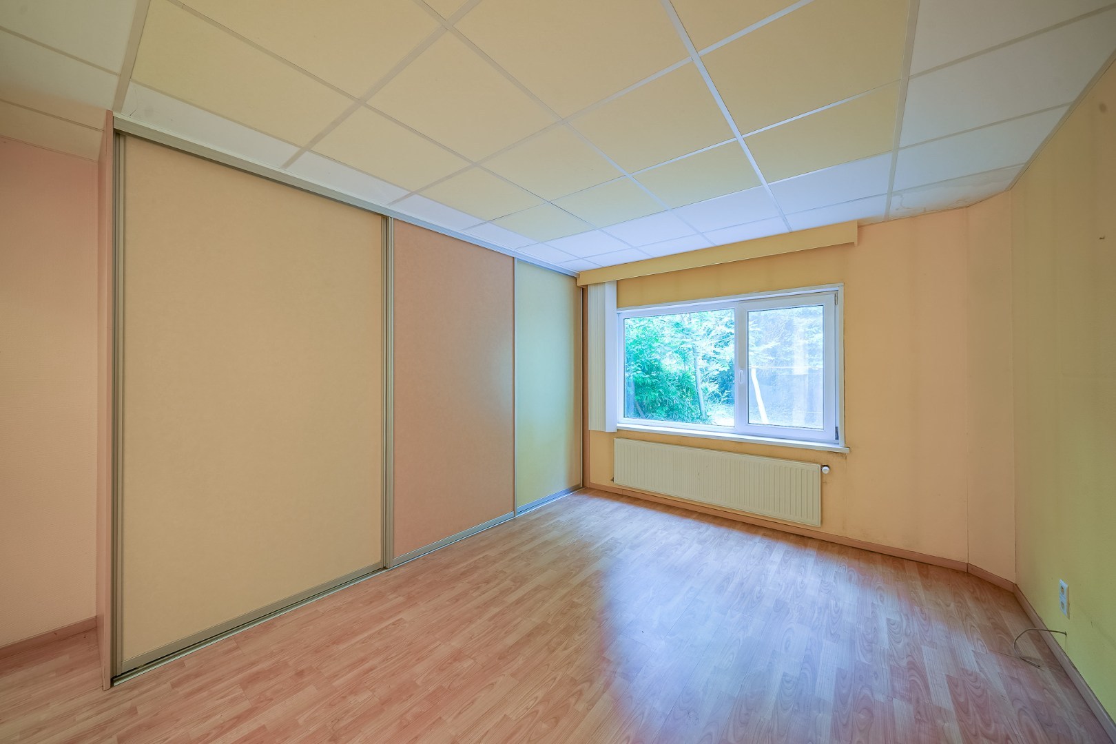 Winkelruimte met magazijn en woonst te Oostende 