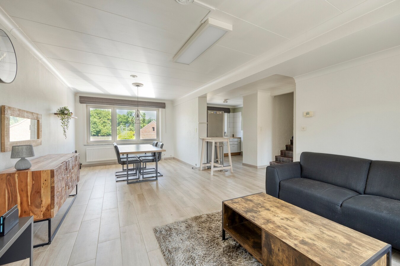 Charmant Leut : eigendom opgedeeld in 2 appartementen. Veranda,  2 garages. 
