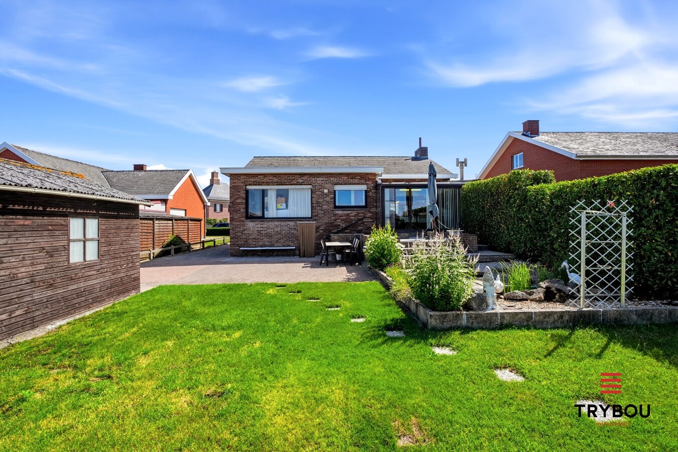 Alleenstaande woning op een ruim perceel met 3 slaapkamers en 2 garages! 