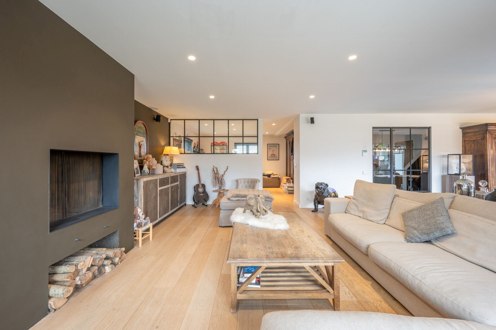 Prachtig gerenoveerde alleenstaande villa geniet van een uitstekende centrale ligging, op slechts enkele minuten van het centrum van Knokke. 