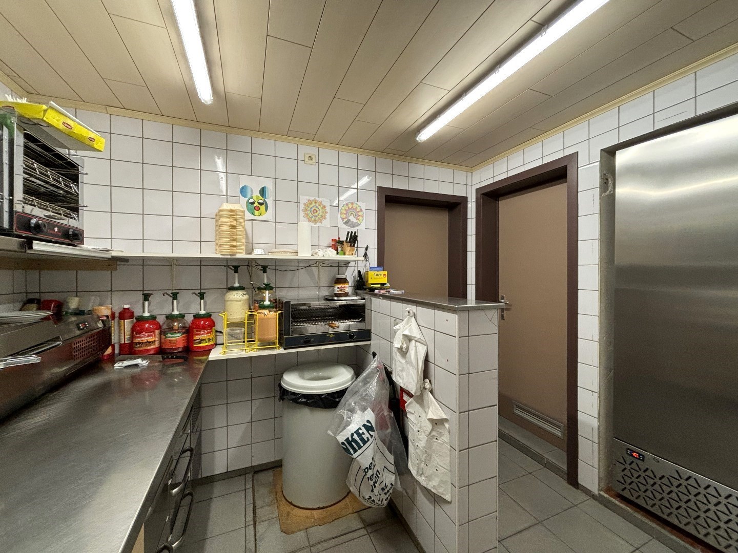 Frituur met volledige inboedel en bovengelegen appartement in Leopoldsburg 