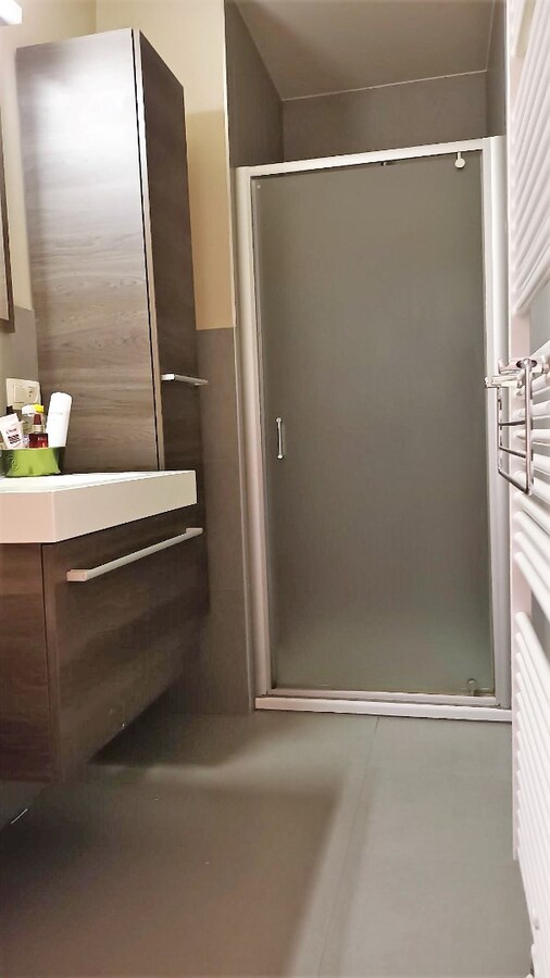 Modern gelijkvloers appartement met terras en garagebox. 