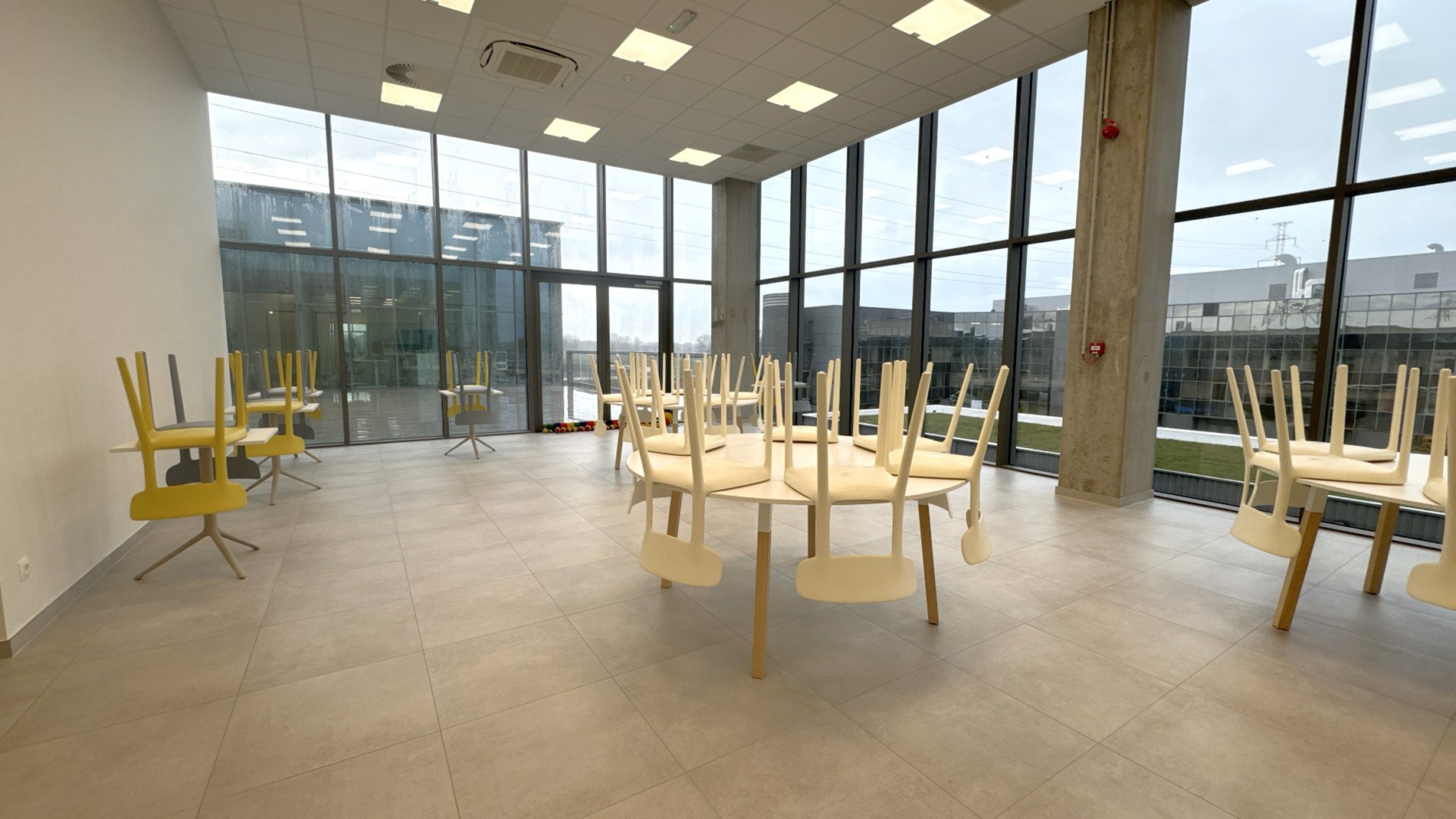 Nieuwbouw magazijn en kantoor te huur in West Port Zwijndrecht