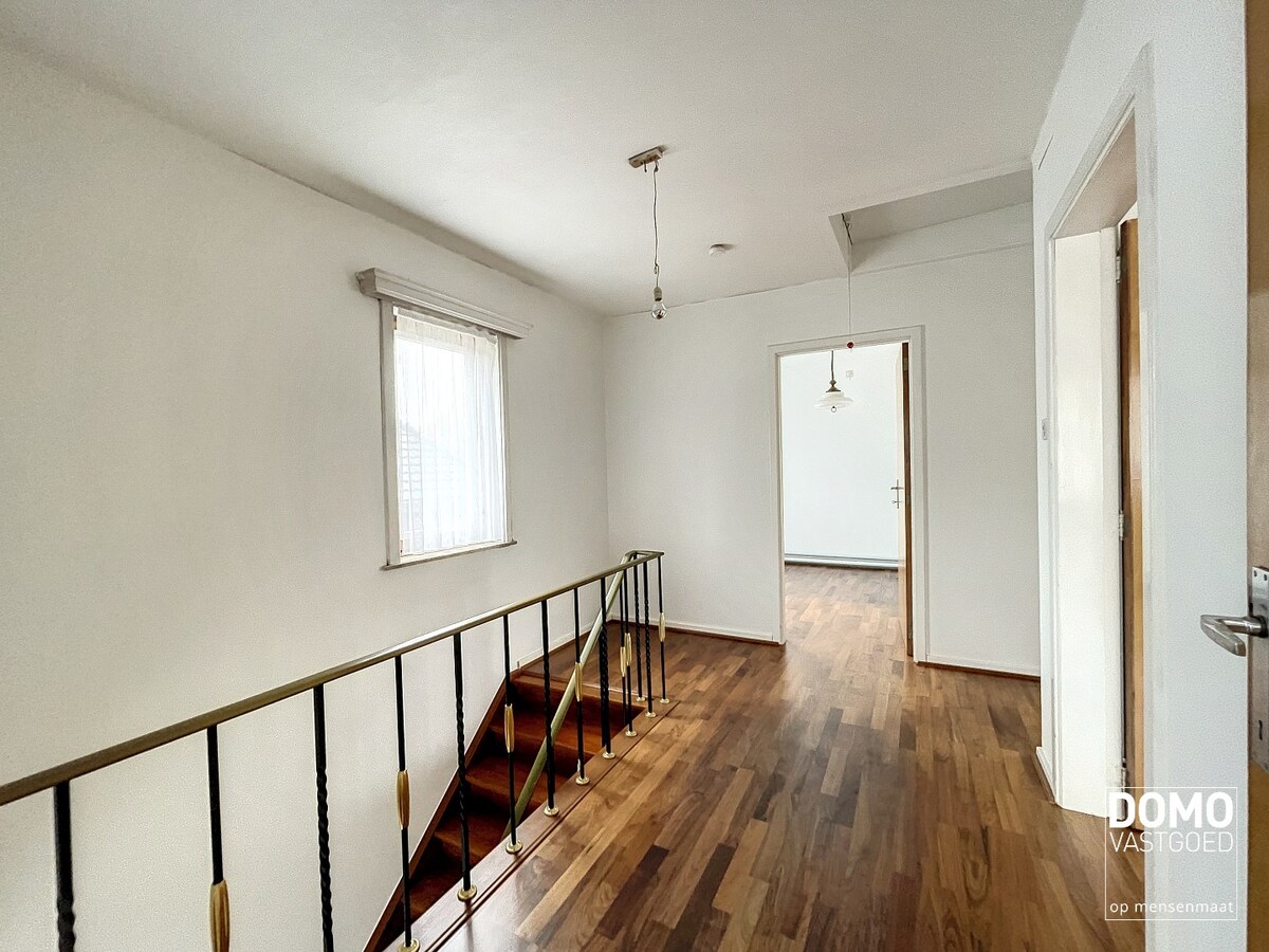 Ruime woning, gelegen nabij het centrum van Kermt met gunstig EPC label. 