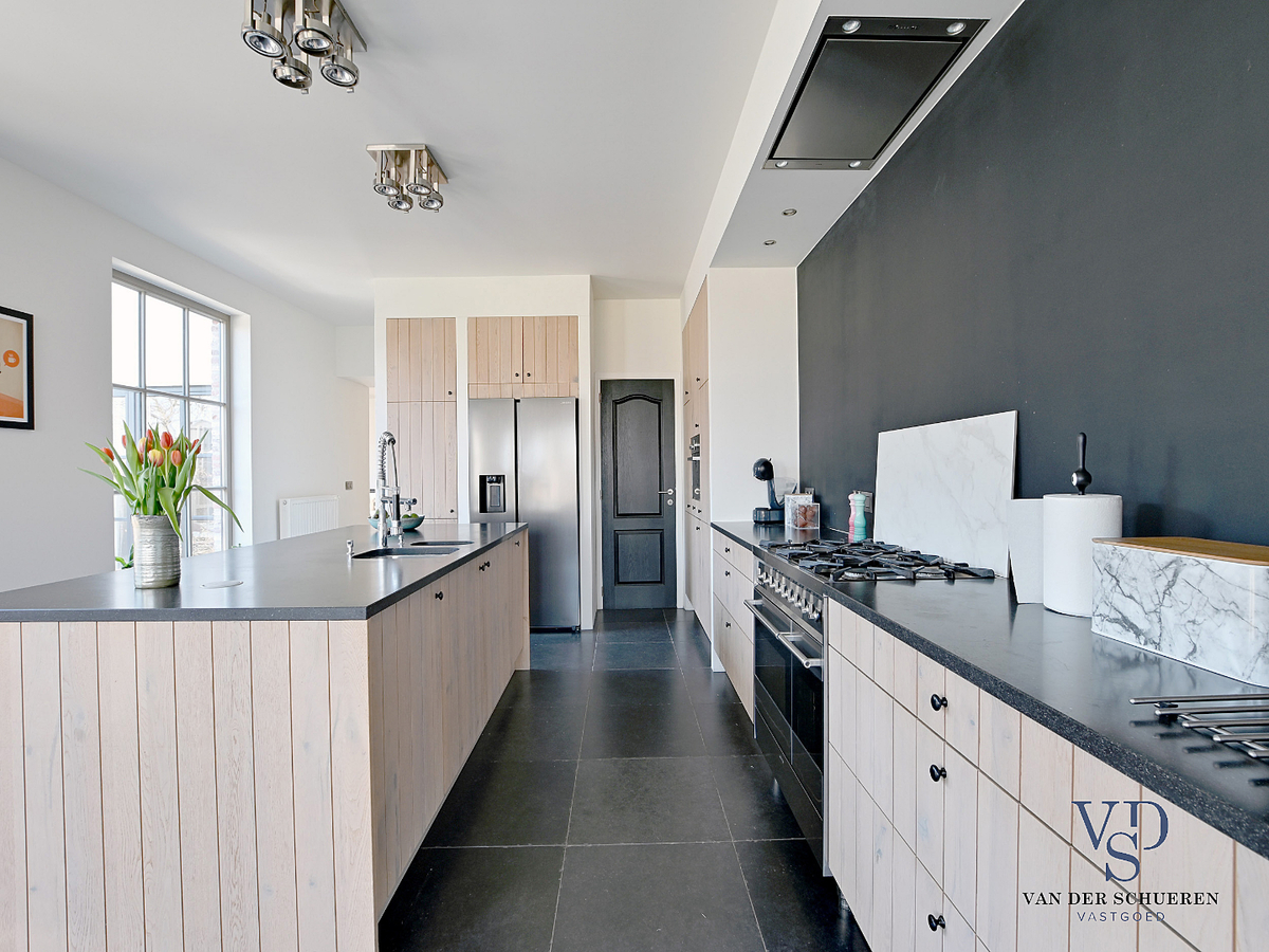 Prachtig gerenoveerde Herenwoning met zwembad te Gavere. 