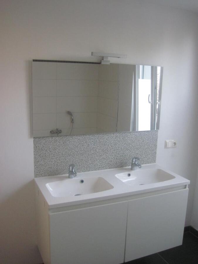 Recent vernieuwde, ruime rijwoning in hartje Gavere. 