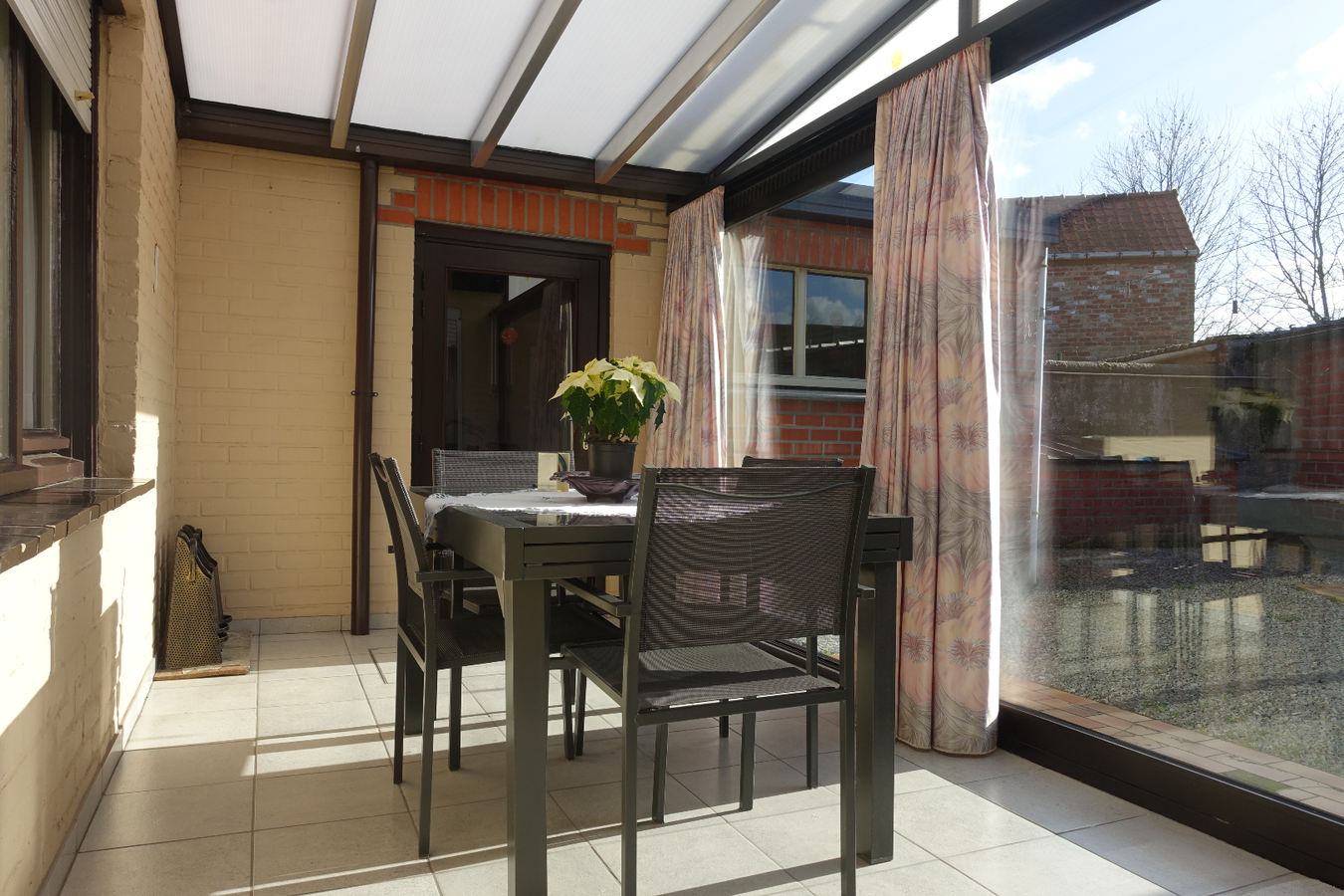 Half-open woning met 4 slaapkamers op unieke ligging 