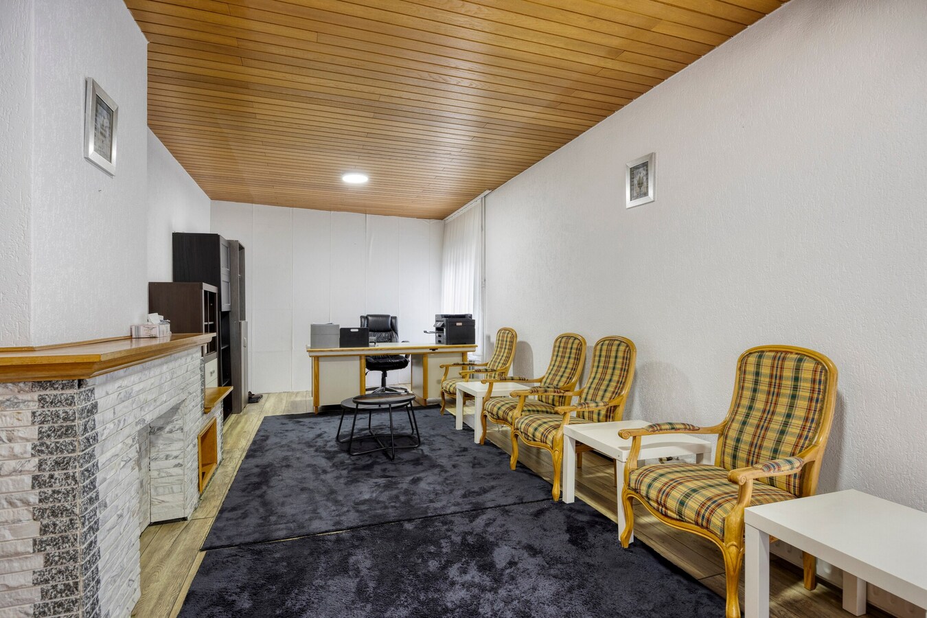 Woning met vergunde loods (300 m² x 2) en bijgebouw (50,50 m²). 