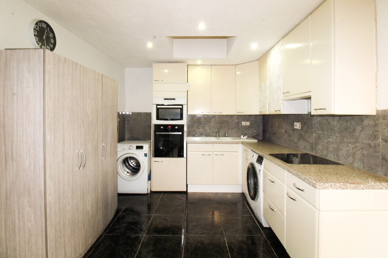 Verrassend ruime gezinswoning met energielabel B, vier slaapkamers en een uitgestrekte diepe tuin te koop in Sint-Niklaas! 