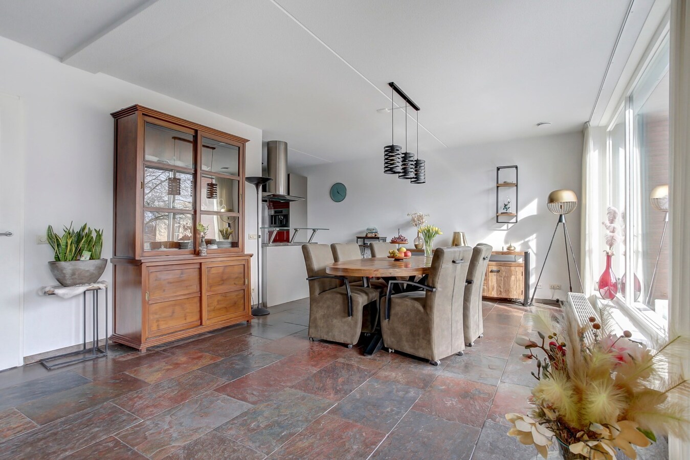 Gelegen in Tilburg ligt dit bijzondere en ruime appartement aan de Besterdring. 