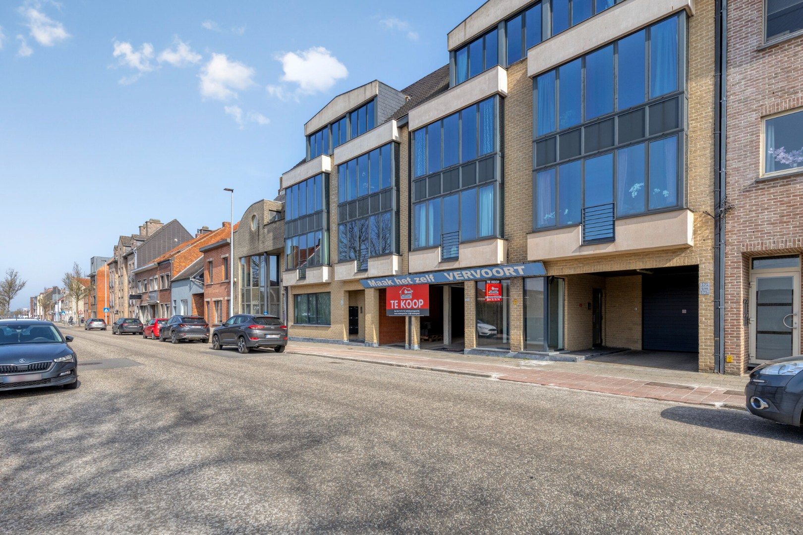 Handelsgelijkvloers met achter-inrit op commerciële ligging in centrum Geel 
