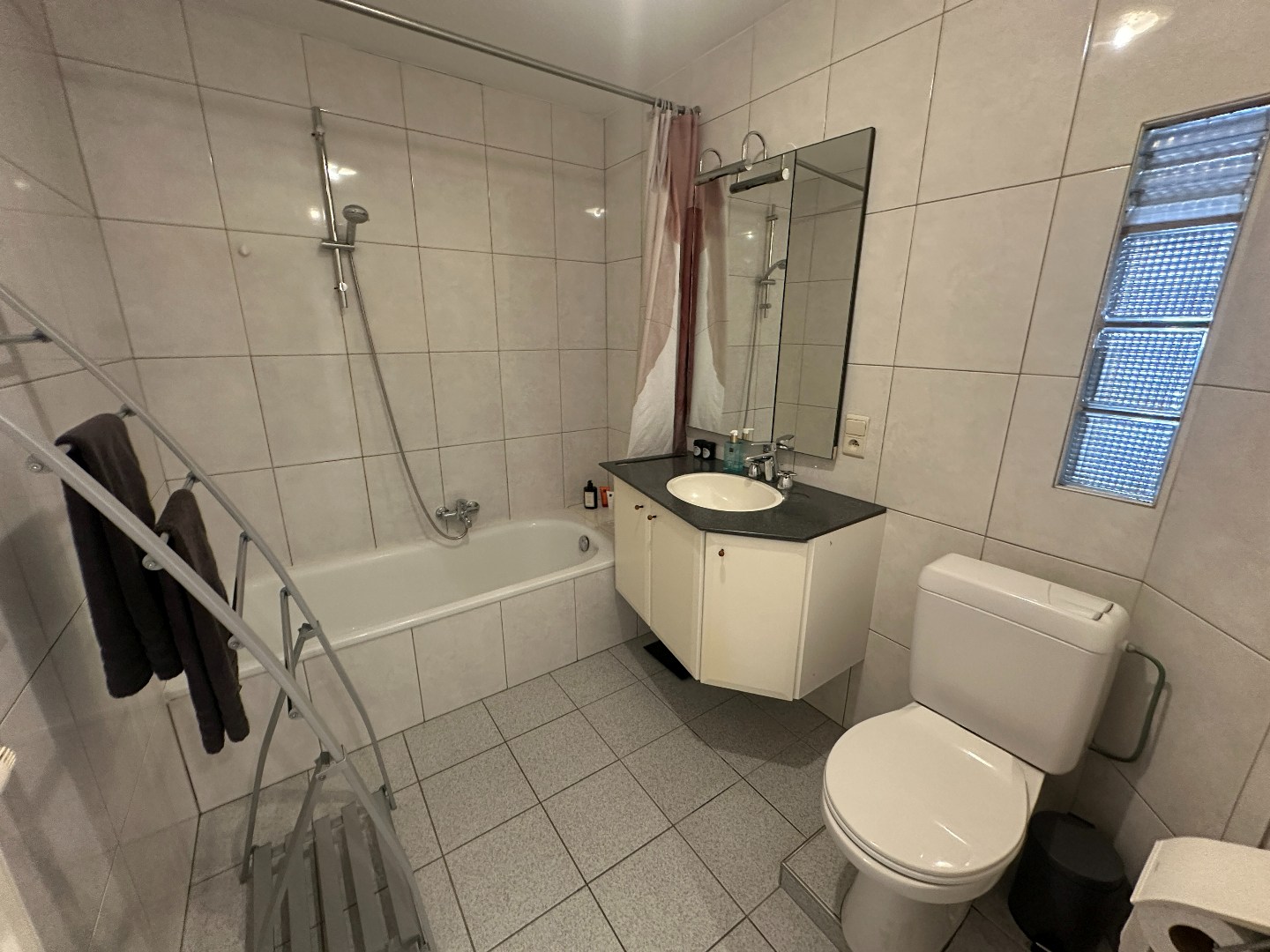 Ruim appartement met 3 slpk, terrasje en autostaanplaats, Eernegem. 