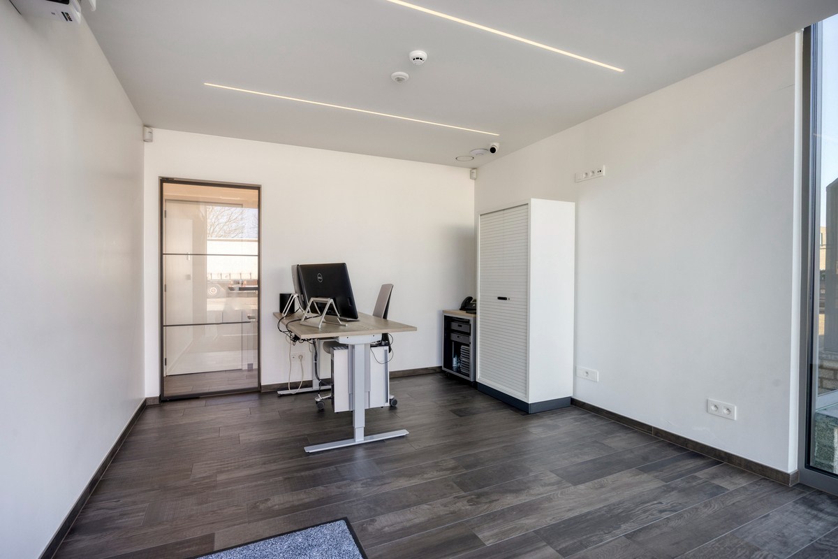 Grondig gerenoveerd KMO gebouw met magazijn en kantoorruimtes in Heverlee op een perceel van 11a19ca! – EPC -22,65 kWh/m² 