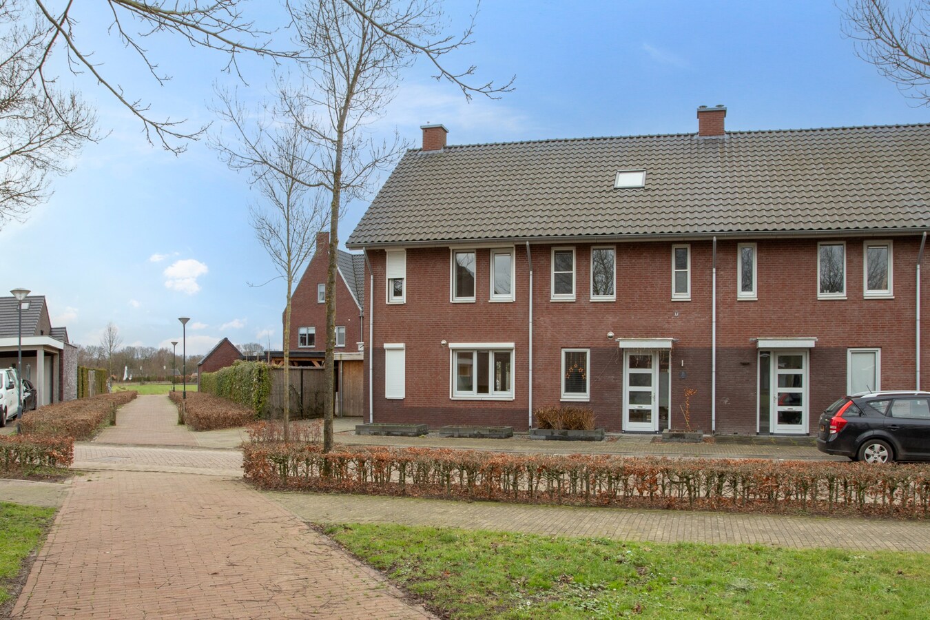 Moderne hoekwoning uit 2016 gelegen in een jonge en kindvriendelijke woonwijk in Lage Mierde. 