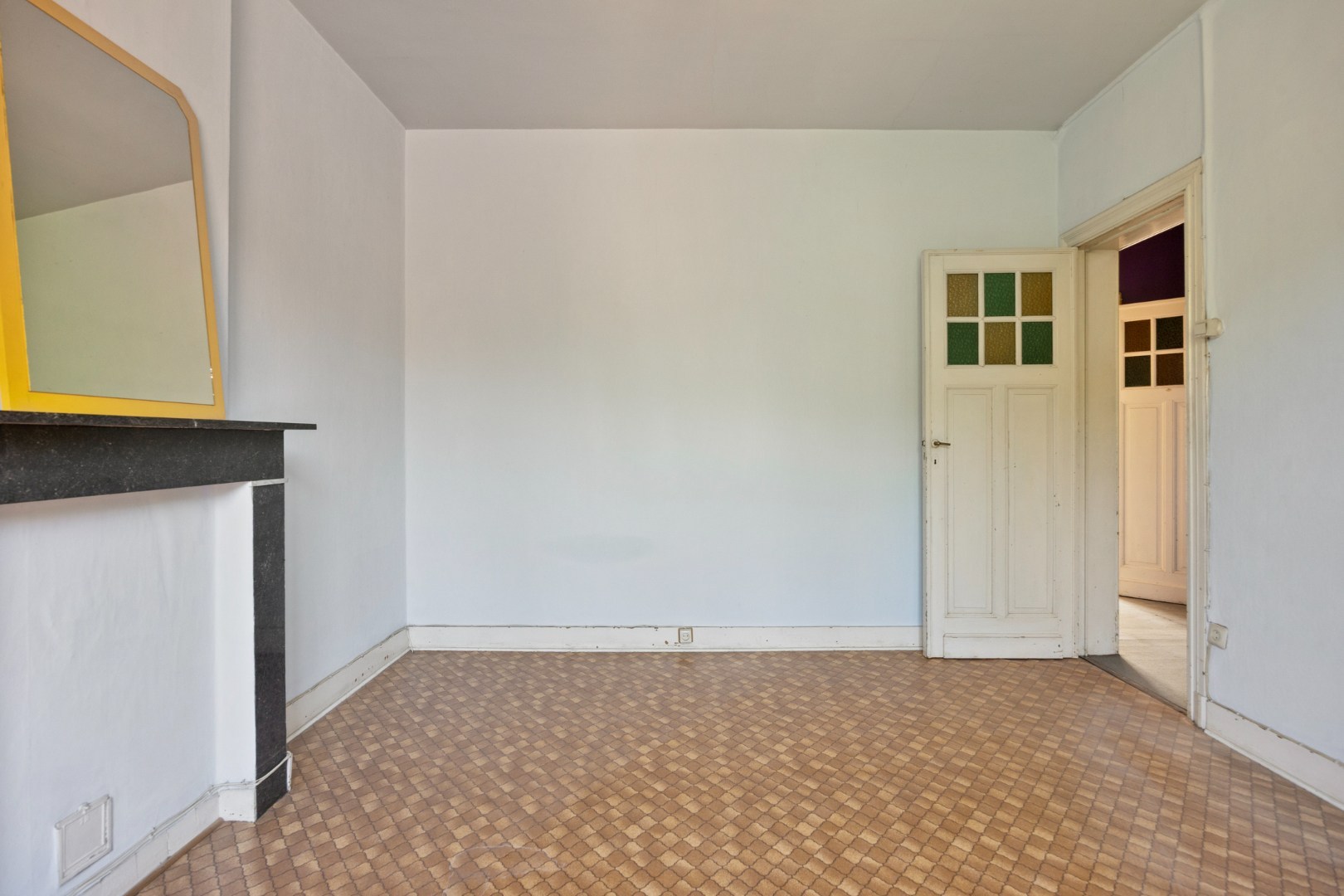 Ruime te renoveren woning met 3 slaapkamers in Lubbeek met doorgang langs het perceel van de buren. EPC: 736 KWH/m² 