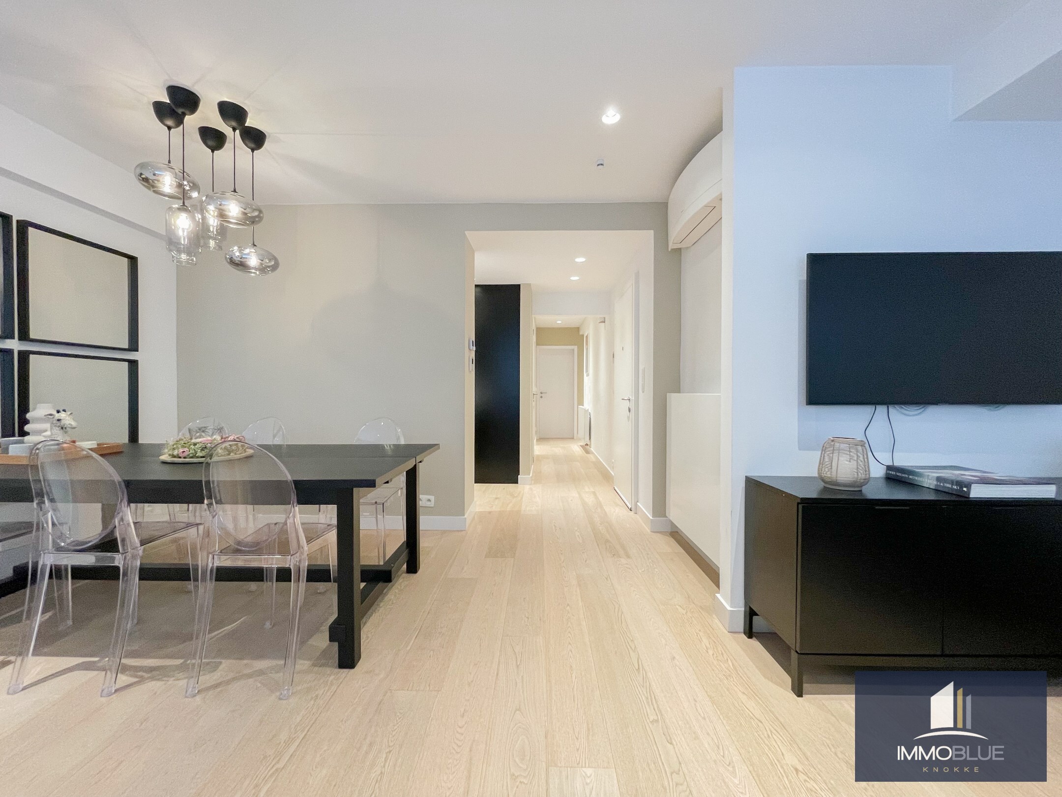 Appartement totalement rénové et luxueusement fini, avec trois chambres et une vue latérale sur la mer, situé au Zoute. 