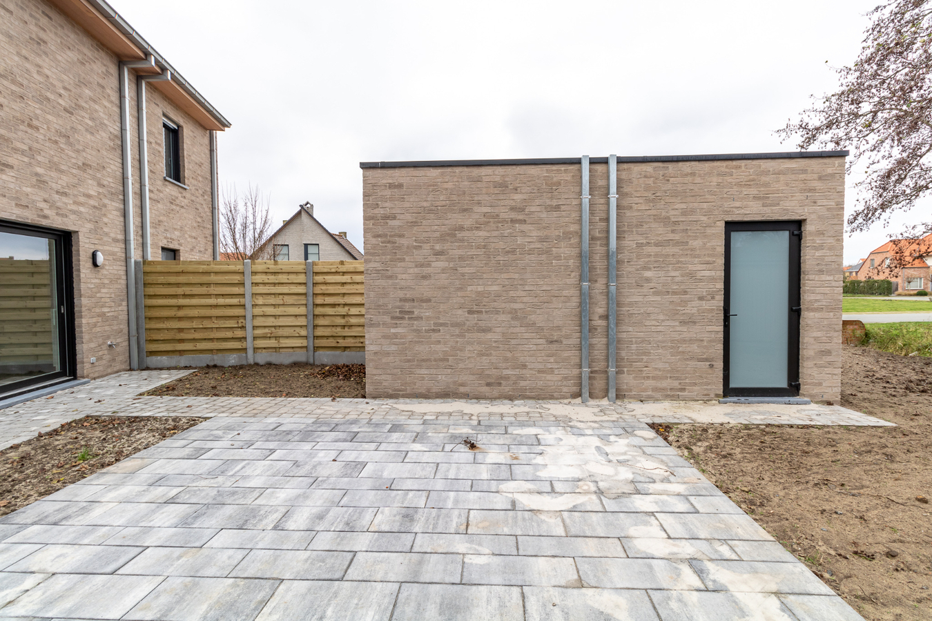 LICHTRIJKE MODERNE HALFOPEN NIEUWBOUWWONING TE OOSTDUINKERKE 