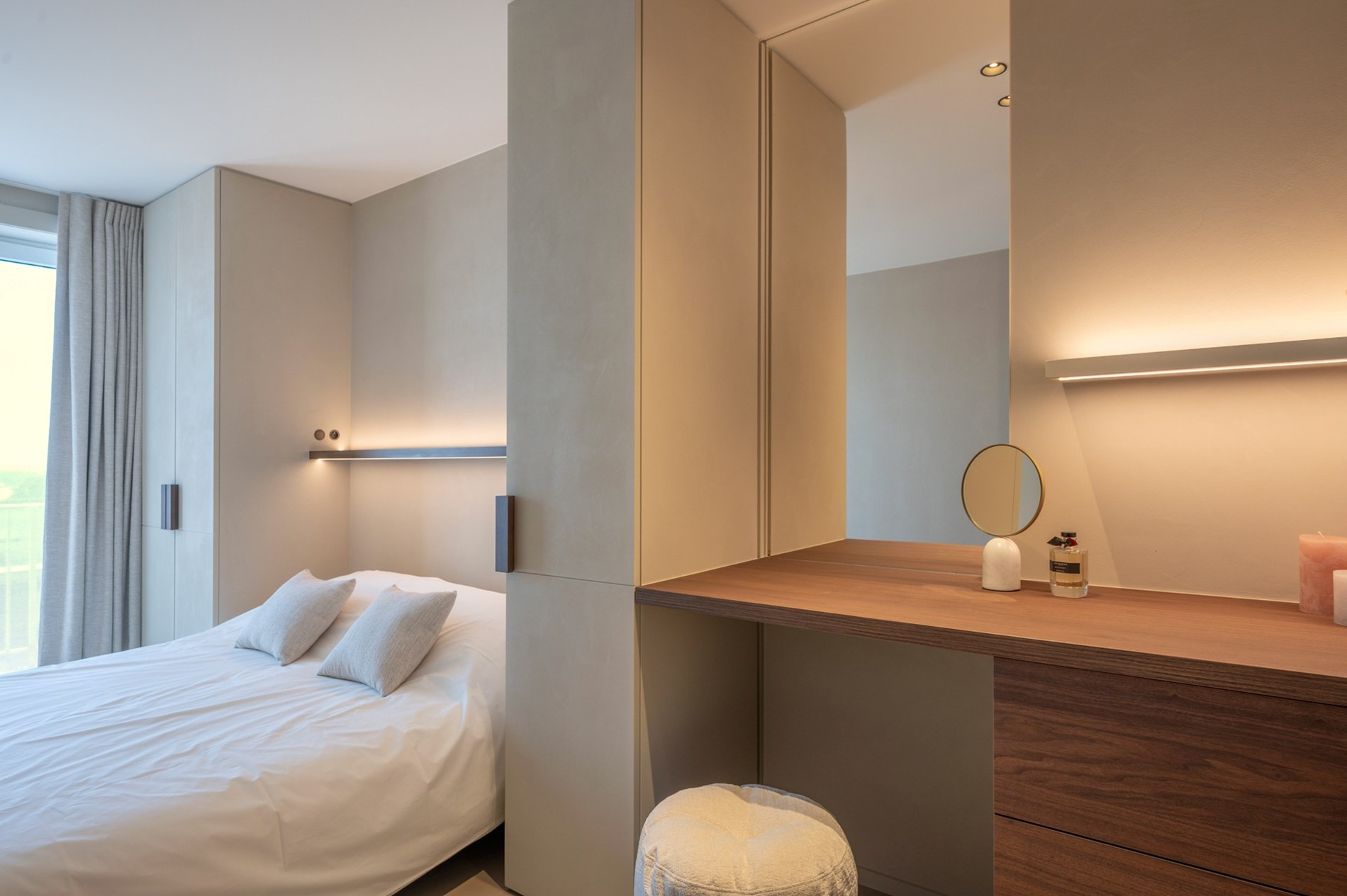 Prachtig gerenoveerd en instapklaar appartement met 3 slaapkamers en frontaal zeezicht, gelegen in een prestigieuze residentie op de zeedijk in het Zoute. 