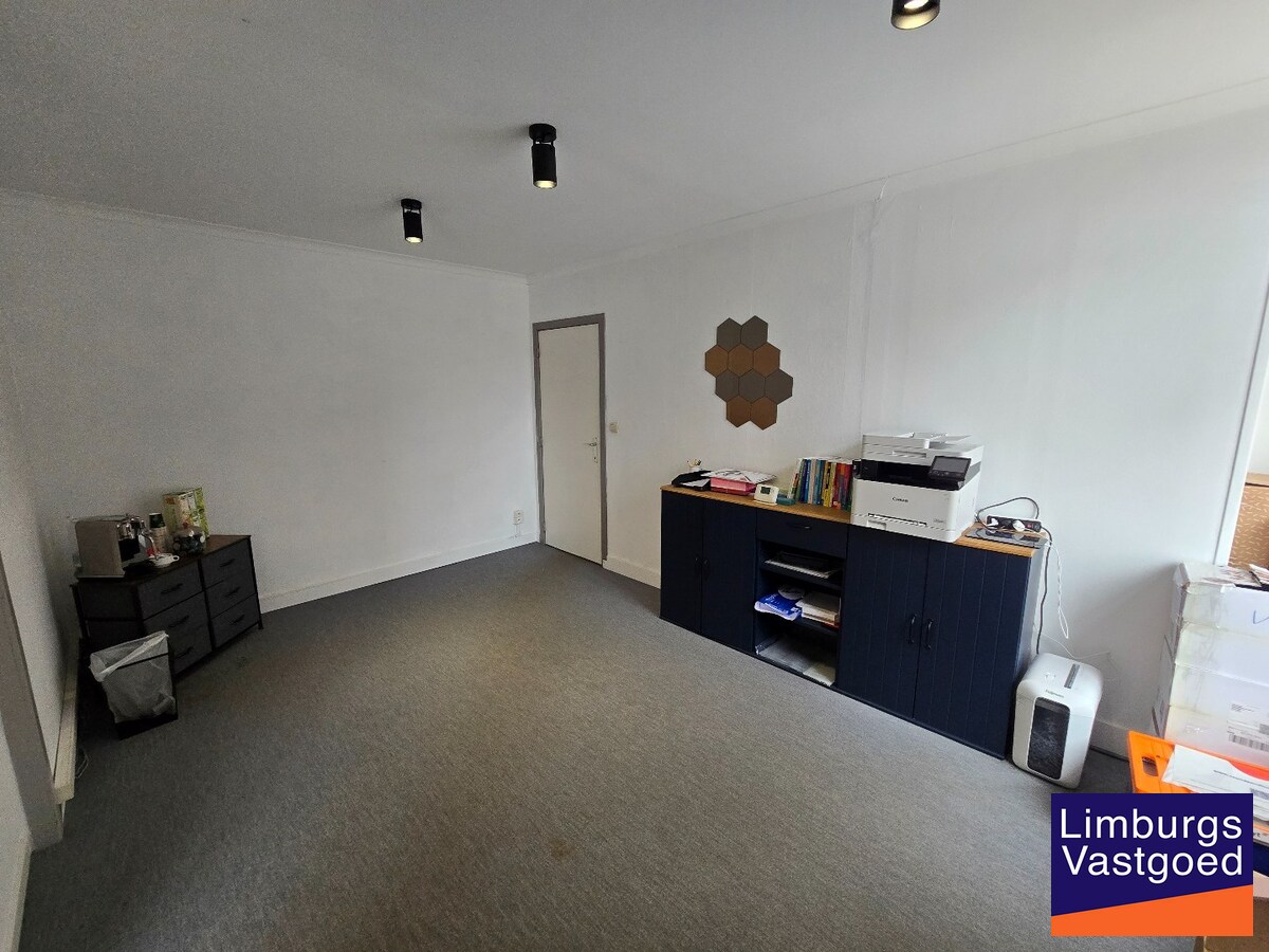 Gelijkvloerse kantoorruimte 108 m² met privé parkeerplaatsen 
