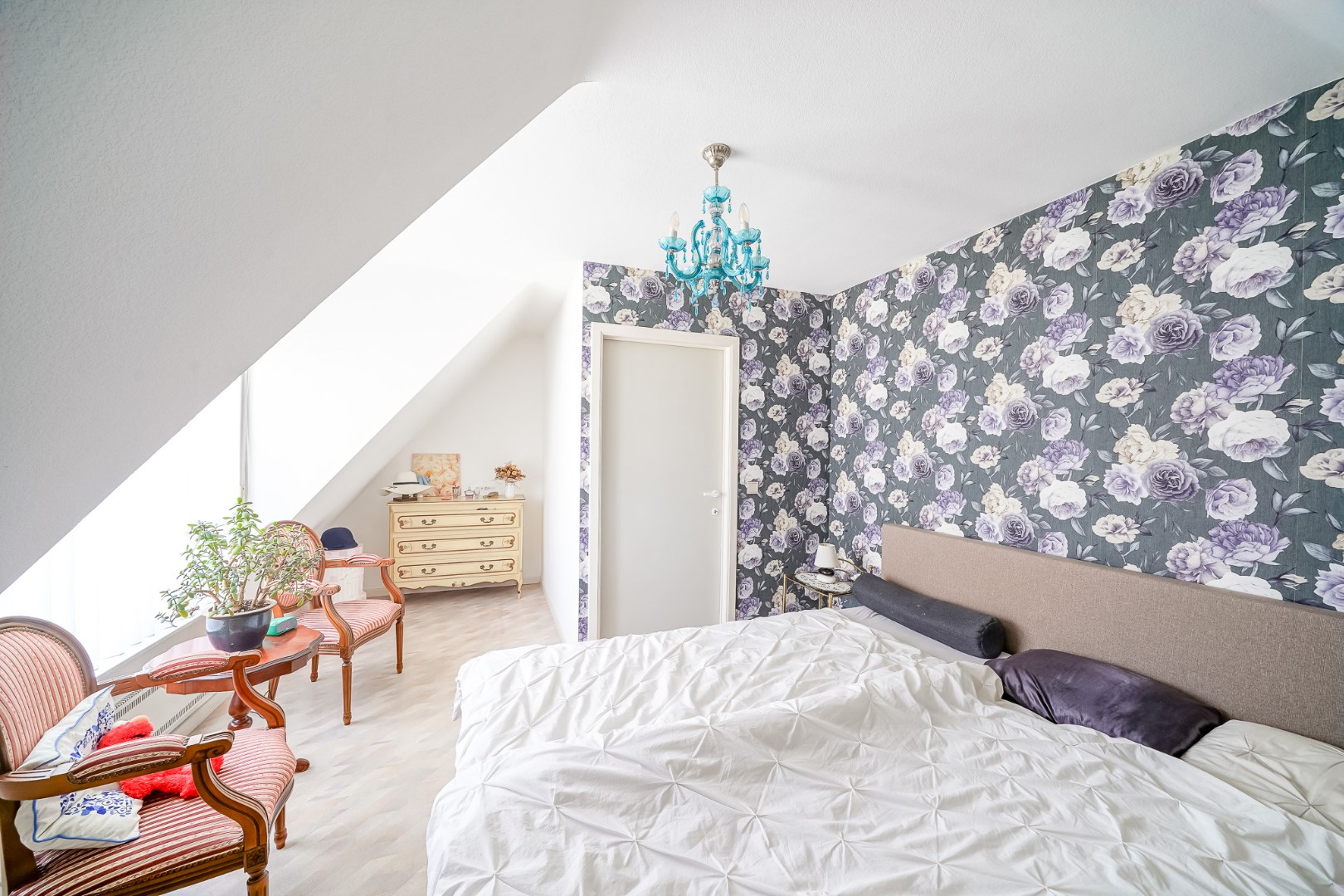 Opbrengstwoning met 2 verhuurde appartementen, tuin en 2 garages in Stene 