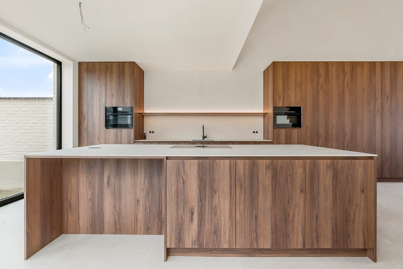 Exclusieve, volledig afgewerkte halfvrijstaande woning na transformatie van bestaande hoeve naar 2 BEN-woningen! 