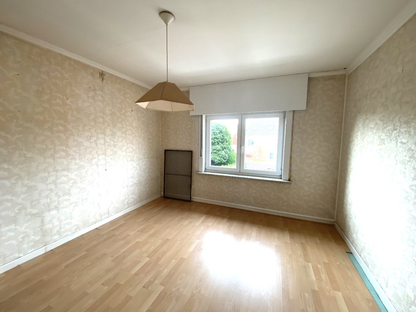 Degelijke halfopen bebouwing met groot potentieel op mooi hoekperceel van 524 m²! 