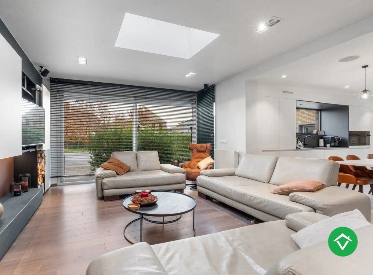 Ruime woning met handelspand en loods te Oudenburg 